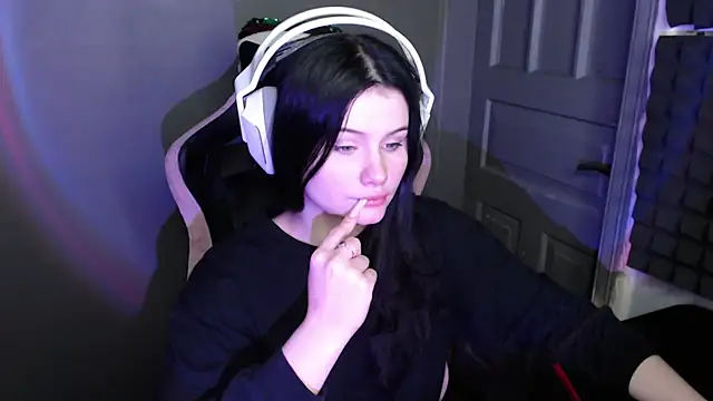 Snapshot of Moon_raven chatting on 01-18-26, 09:51 Moon raven online show from 01-18-26, 09:51