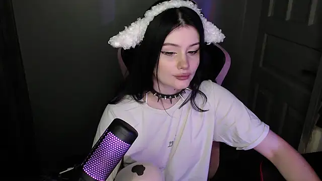 Snapshot of Moon_raven chatting on 02-11-26, 11:21 Moon raven online show from 02-11-26, 11:21