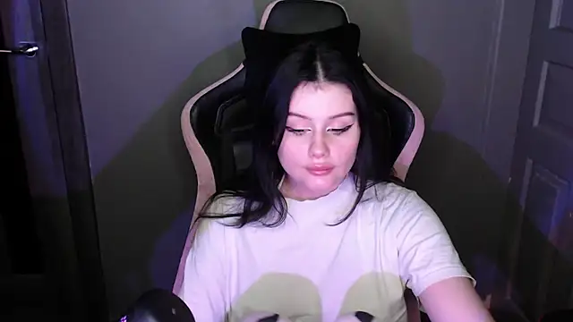 Snapshot of Moon_raven chatting on 02-16-26, 11:01 Moon raven online show from 02-16-26, 11:01