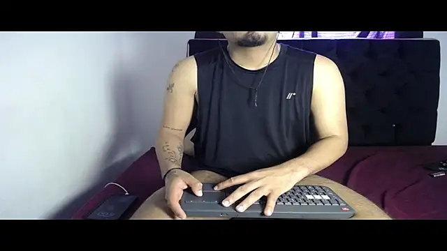 Snapshot of Henry_villa23 chatting on 11-26-25, 01:01 Henry villa23 online show from 11-26-25, 01:01