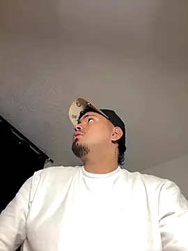 Snapshot of Henry_villa23 chatting on 12-17-25, 05:46 Henry villa23 online show from 12-17-25, 05:46