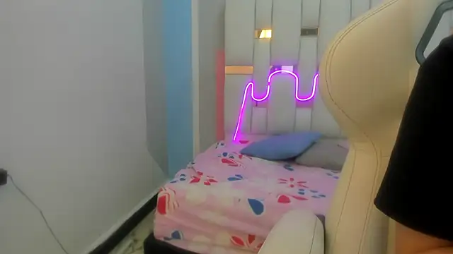 mask red girl online show from 02-10-26, 12:42