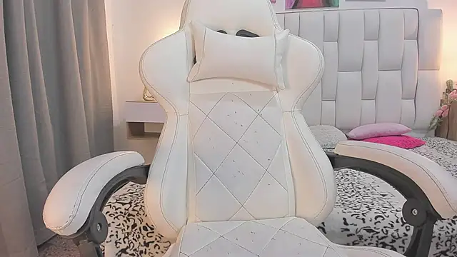 mask red girl online show from 04-25-26, 01:25