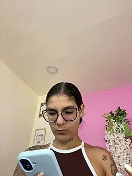 Snapshot of LauraRaider chatting on 07-16-26, 02:17 LauraRaider online show from 07-16-26, 02:17