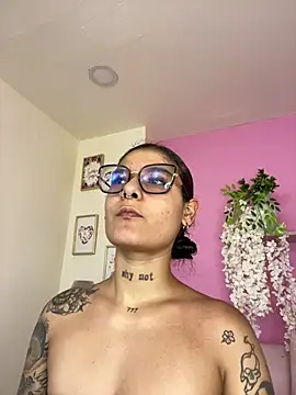 Snapshot of LauraRaider chatting on 07-17-26, 10:03 LauraRaider online show from 07-17-26, 10:03