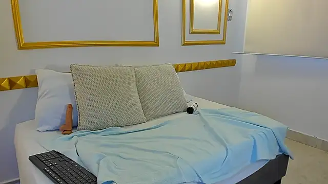 zully28  online show from 12-20-25, 12:12