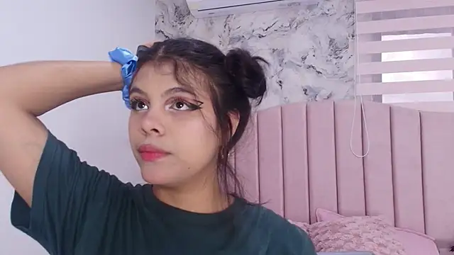 Snapshot of katsumi_yan chatting on 12-15-25, 07:18 katsumi yan online show from 12-15-25, 07:18