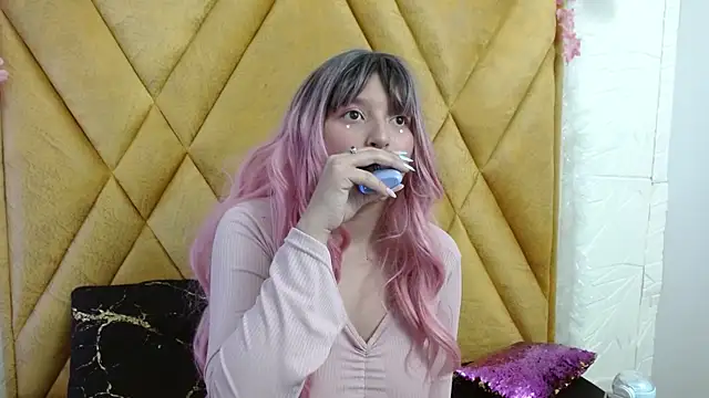 Snapshot of CandySwan chatting on 12-18-25, 03:45 CandySwan online show from 12-18-25, 03:45