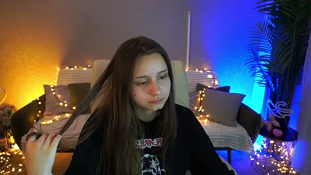 TinyNatalie online show from 05-18-26, 04:18