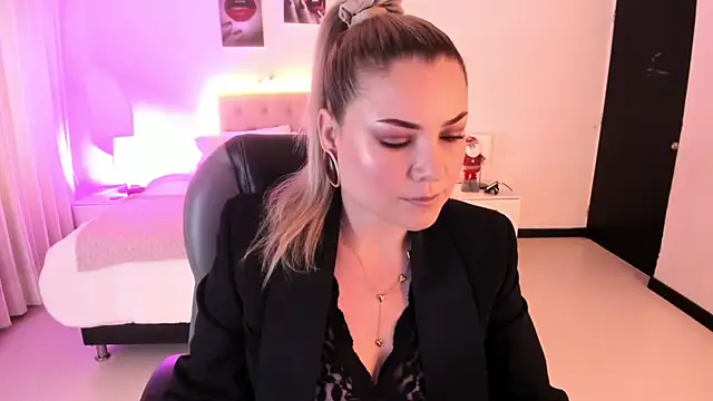 Snapshot of Violeta_Hotter chatting on 12-02-25, 11:04 Violeta Hotter online show from 12-02-25, 11:04