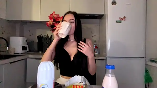 Snapshot of KristaLarmon chatting on 11-29-25, 05:05 KristaLarmon online show from 11-29-25, 05:05