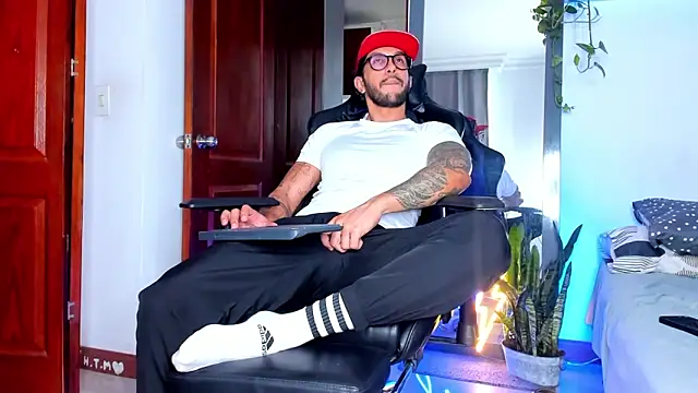 Snapshot of JotaCeliz chatting on 12-16-25, 05:18 JotaCeliz online show from 12-16-25, 05:18