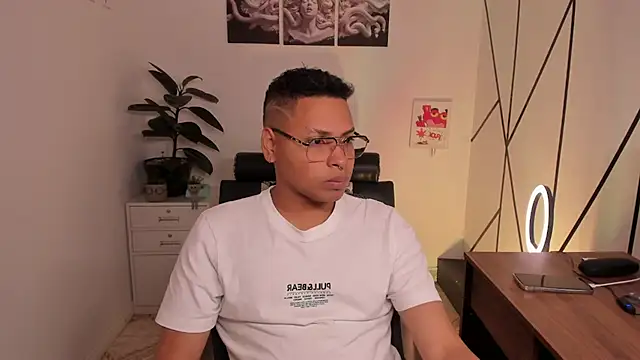 Snapshot of Thorian_stormborn chatting on 11-26-25, 07:37 Thorian stormborn online show from 11-26-25, 07:37