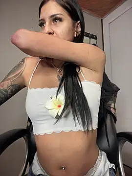 Snapshot of Hilary_pink10 chatting on 11-23-25, 02:33 Hilary pink10 online show from 11-23-25, 02:33