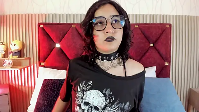 Snapshot of Kiri_Velvet chatting on 06-25-26, 02:44 Kiri Velvet online show from 06-25-26, 02:44