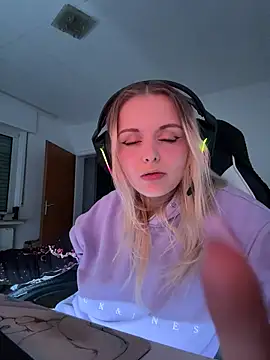 Snapshot of OfflineLizzy chatting on 03-06-26, 02:52 OfflineLizzy online show from 03-06-26, 02:52