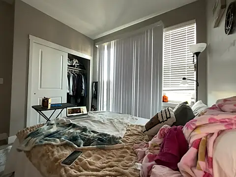 Snapshot of renesmaelily222 chatting on 02-27-26, 11:27 renesmaelily222 online show from 02-27-26, 11:27