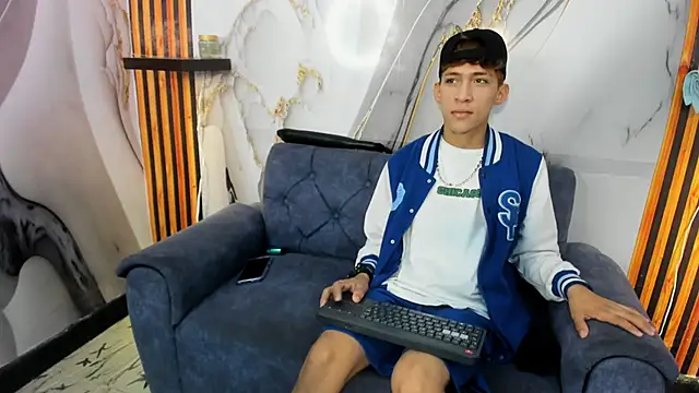 Alex LatinBoy18 online show from 11-25-25, 08:31