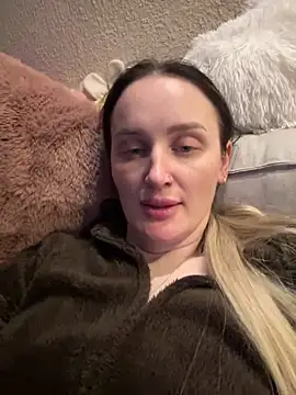 Snapshot of TomilaSi chatting on 12-17-25, 01:00 TomilaSi online show from 12-17-25, 01:00