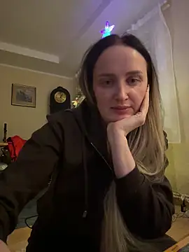 Snapshot of TomilaSi chatting on 12-19-25, 11:45 TomilaSi online show from 12-19-25, 11:45