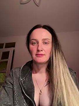 Snapshot of TomilaSi chatting on 12-20-25, 08:49 TomilaSi online show from 12-20-25, 08:49