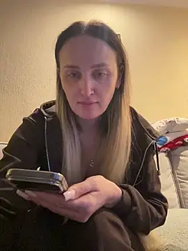 Snapshot of TomilaSi chatting on 01-06-26, 04:00 TomilaSi online show from 01-06-26, 04:00