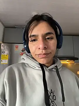 Snapshot of SaraAndrade_ chatting on 03-26-26, 01:17 SaraAndrade online show from 03-26-26, 01:17