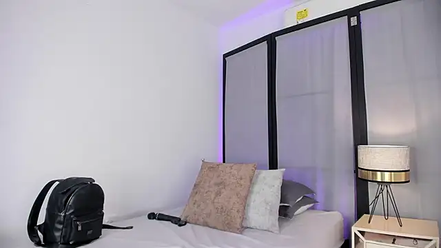 niicole steele  online show from 02-20-26, 10:10