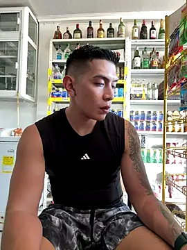 Snapshot of OliverWest04 chatting on 12-17-25, 08:59 OliverWest04 online show from 12-17-25, 08:59