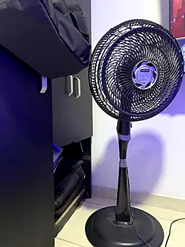 Snapshot of OliverWest04 chatting on 01-08-26, 04:53 OliverWest04 online show from 01-08-26, 04:53