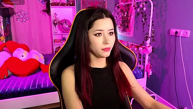 Snapshot of RedMidnight chatting on 12-21-25, 09:00 RedMidnight online show from 12-21-25, 09:00