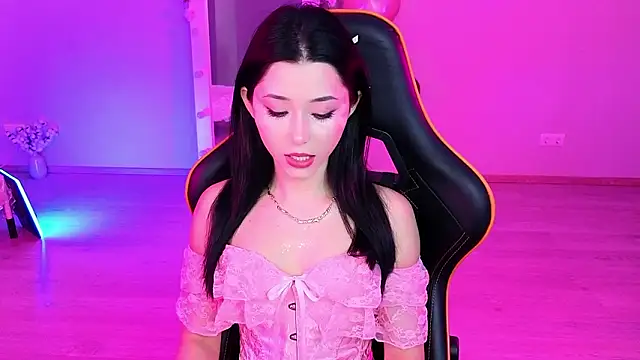 Snapshot of RedMidnight chatting on 02-13-26, 09:00 RedMidnight online show from 02-13-26, 09:00