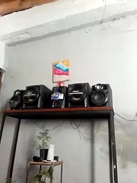 Alvarezz0202 online show from 06-25-26, 04:33