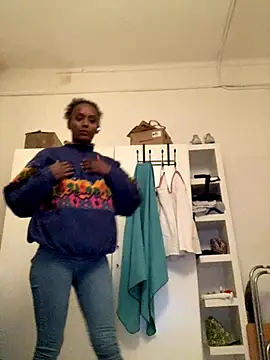 Snapshot of ___Hannah___ chatting on 11-30-25, 04:27 Hannah online show from 11-30-25, 04:27