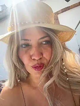 Snapshot of IsaSantoDomingo chatting on 12-01-25, 02:44 IsaSantoDomingo online show from 12-01-25, 02:44