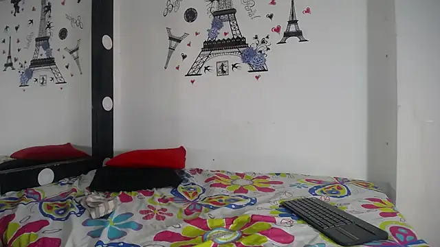 Snapshot of varascott chatting on 12-17-25, 02:56 varascott online show from 12-17-25, 02:56