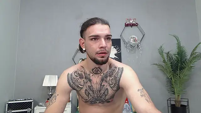 Snapshot of KaneHunter chatting on 12-14-25, 04:07 KaneHunter online show from 12-14-25, 04:07