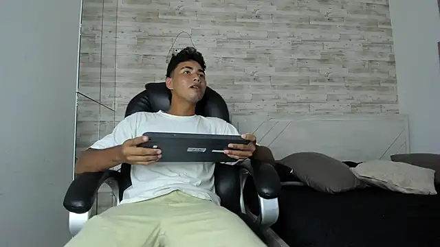 Snapshot of Simon_Pernia chatting on 12-01-25, 06:57 Simon Pernia online show from 12-01-25, 06:57