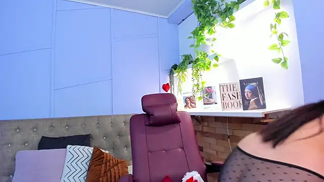 Snapshot of lourenfox chatting on 12-17-25, 12:00 lourenfox online show from 12-17-25, 12:00