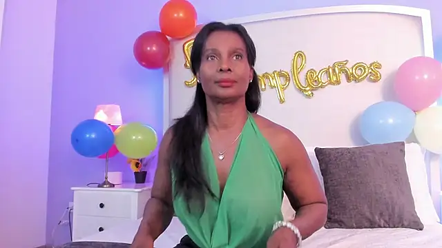 Snapshot of salome_moon_ chatting on 01-16-26, 12:53 salome moon online show from 01-16-26, 12:53