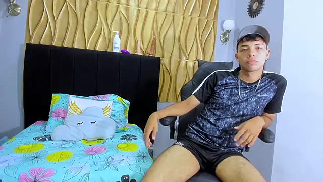 Snapshot of shy_guy18 chatting on 11-28-25, 07:27 shy guy18 online show from 11-28-25, 07:27