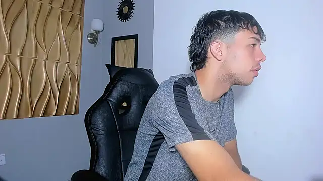 Snapshot of shy_guy18 chatting on 12-03-25, 02:41 shy guy18 online show from 12-03-25, 02:41