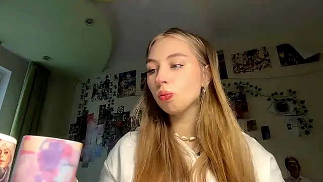 Snapshot of AmandaVyhnal chatting on 11-28-25, 11:35 AmandaVyhnal online show from 11-28-25, 11:35