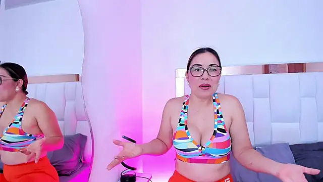 Snapshot of AnnaJaimes chatting on 12-05-25, 04:54 AnnaJaimes online show from 12-05-25, 04:54