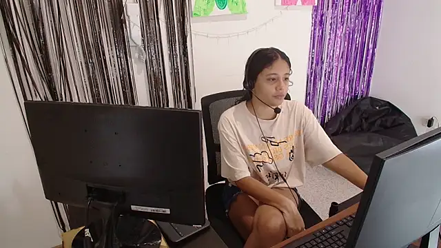 Snapshot of Aria-sexxx chatting on 12-04-25, 04:27 Aria-sexxx online show from 12-04-25, 04:27