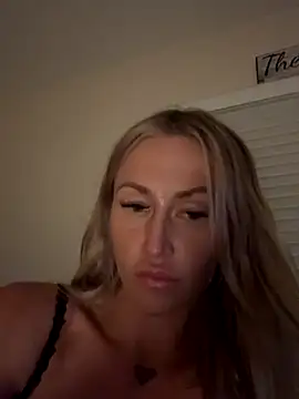 Snapshot of Misslittlewet chatting on 11-28-25, 10:40 Misslittlewet online show from 11-28-25, 10:40