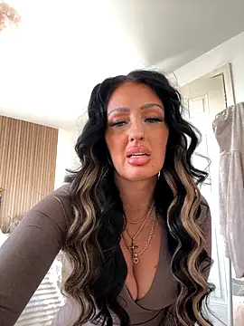 Snapshot of Lolaxox_ chatting on 12-19-25, 11:28 Lolaxox online show from 12-19-25, 11:28