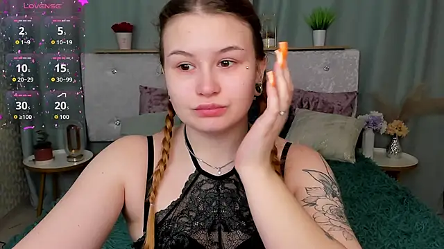 Snapshot of MilanaXHoney chatting on 02-16-26, 01:02 MilanaXHoney online show from 02-16-26, 01:02