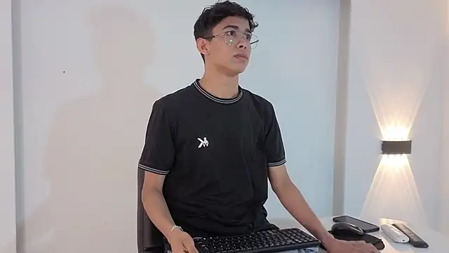 Snapshot of CharmingJeremy_ chatting on 12-01-25, 12:21 CharmingJeremy online show from 12-01-25, 12:21