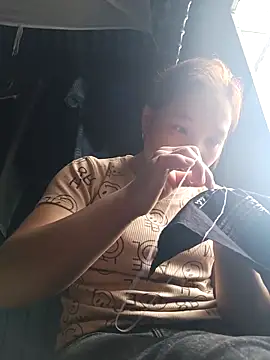 Snapshot of Evelyn-n chatting on 12-02-25, 08:30 Evelyn-n online show from 12-02-25, 08:30